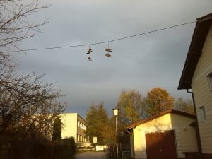 Aufgehängte Schuhe
