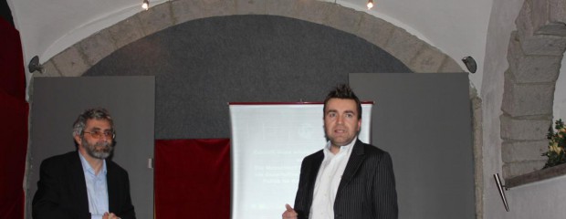 Bürgermeisterkandidat Christoph Thür mit dem Vortragenden Roland Mösl